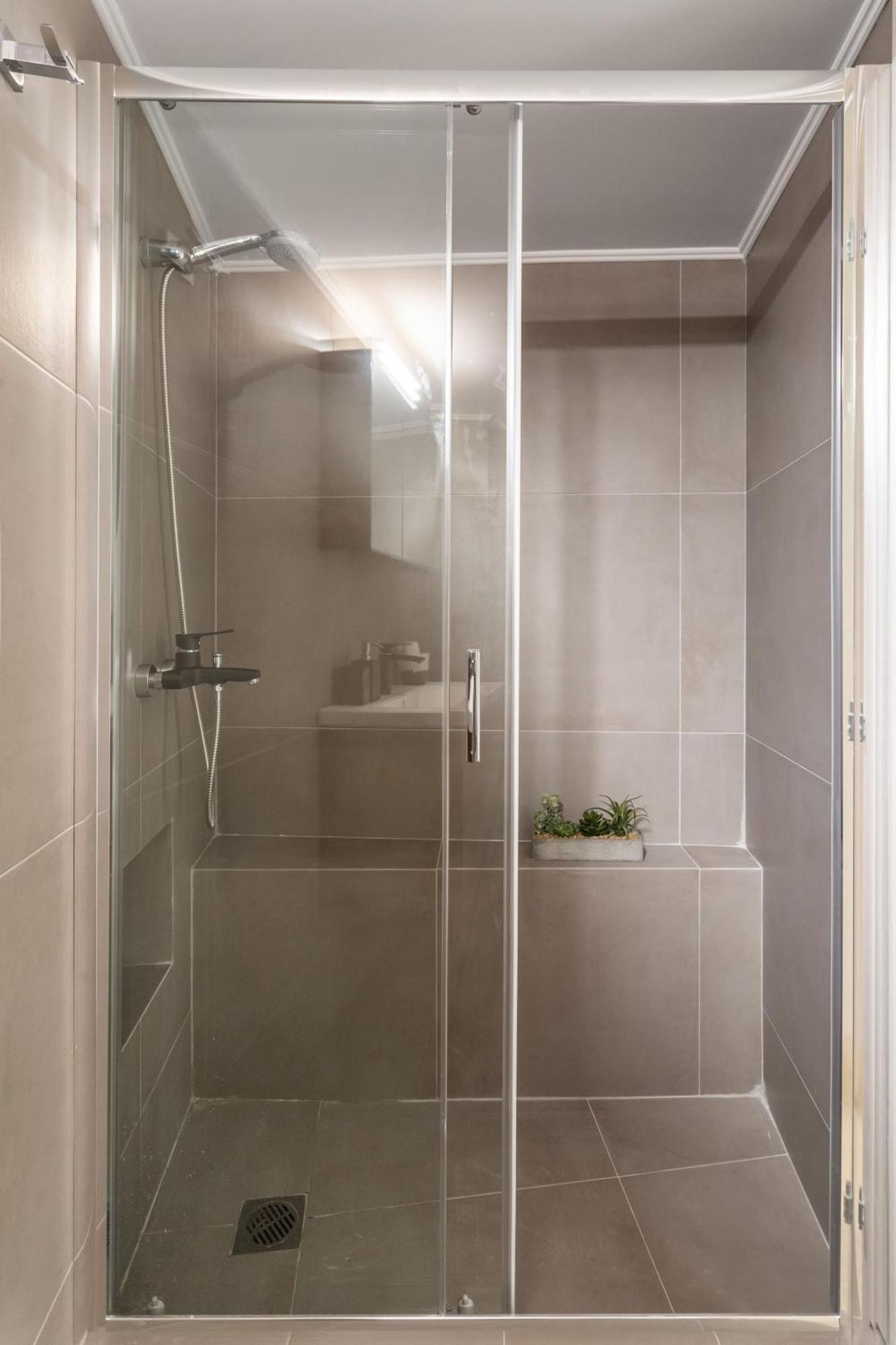 Deluxe 3-Bdrm Urban-Industrial Apt At Acropolis Athens Luaran gambar